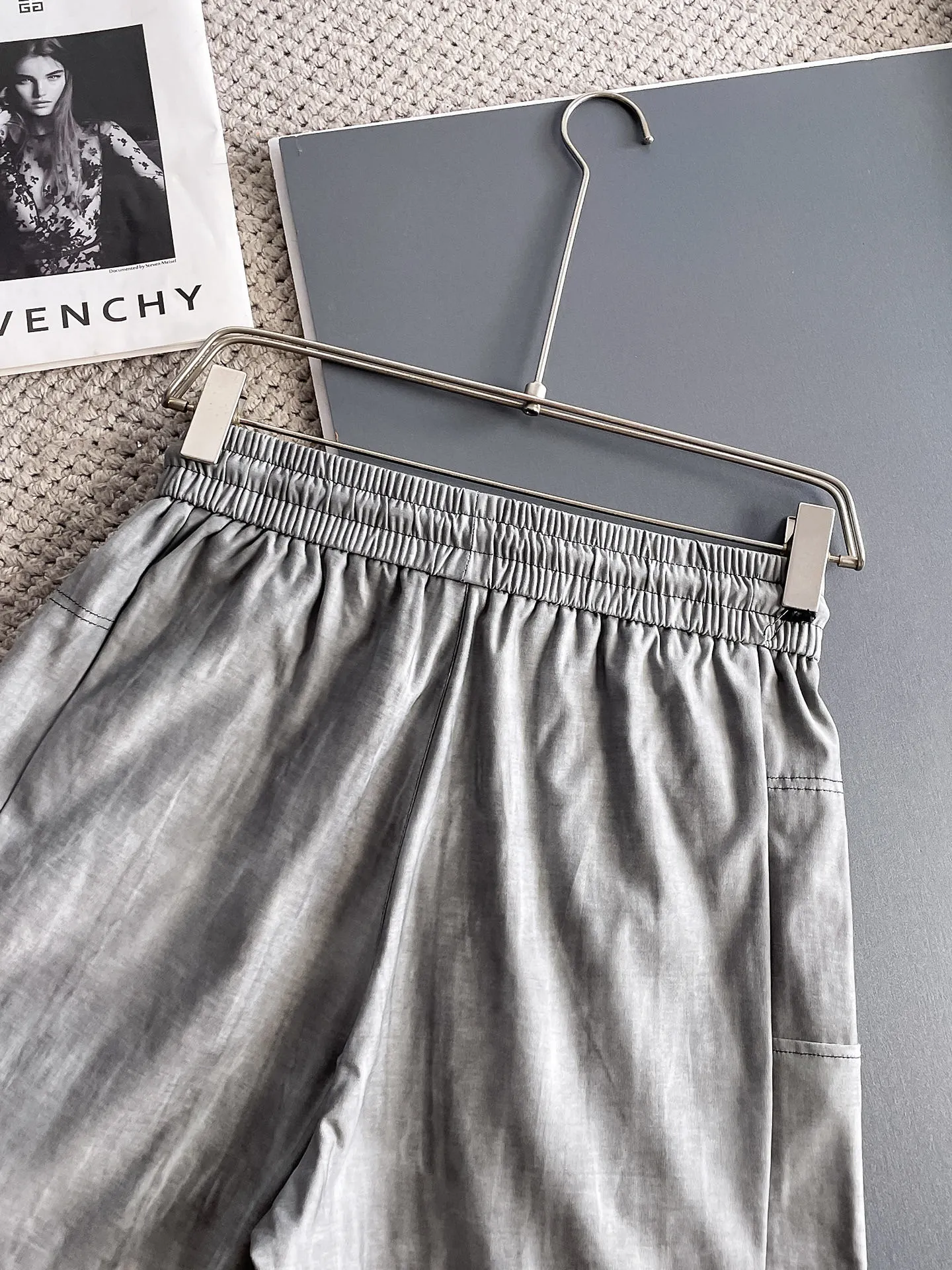 Balenciaga's three-standard complete 2025 summer New Arrival men's casual shorts, advanced custom-made Breathable fabric, Breathable fabric, extremely stretchy and comfortable, impeccable details, top-grade accessories, original logo design concept, delicate and soft feel! The upper body fit is awesome! Size: M-XXXL Please state your height and weight when ordering